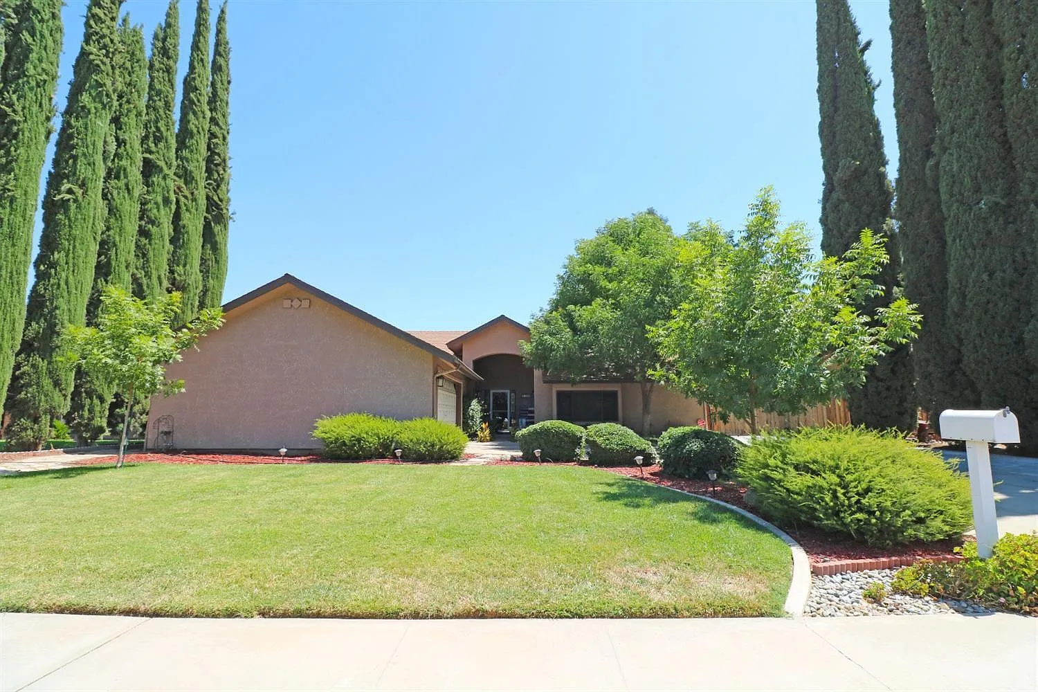 2220 S Hall St photo 1