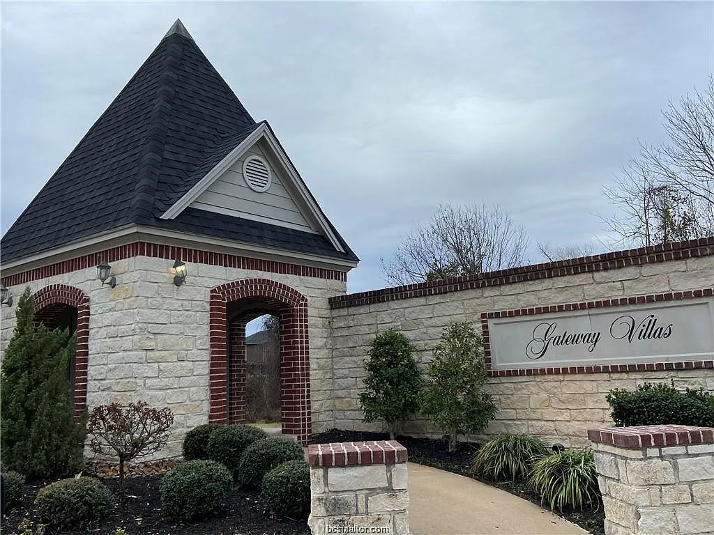 Building Photo - 212 Forest Dr