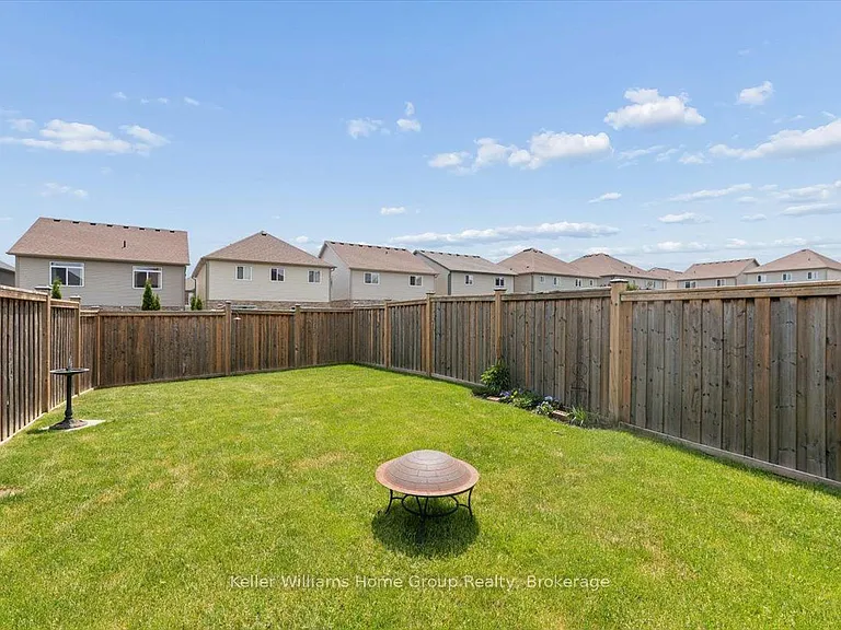 12 Ambrous Cres — Photo 31