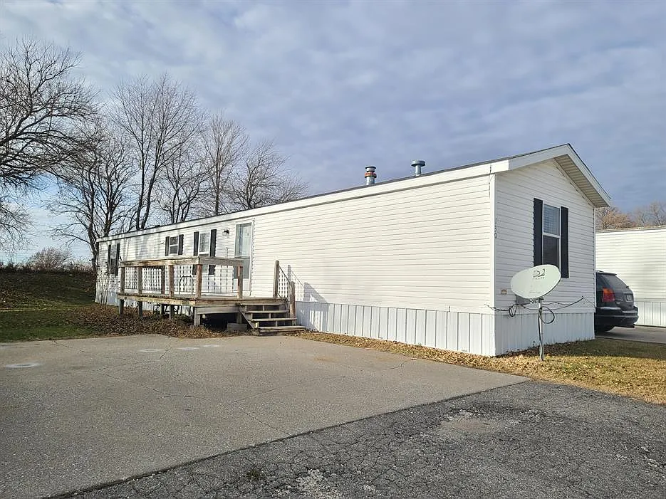 3 bed, 952 sqft, $49,500 — Photo 2