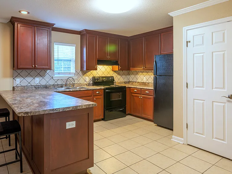 The Gates at Valdosta - Student Housing Priced Per Person — Photo 6