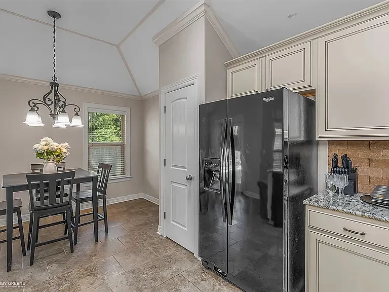 3 bed, 1297 sqft, $2,324 — Photo 3