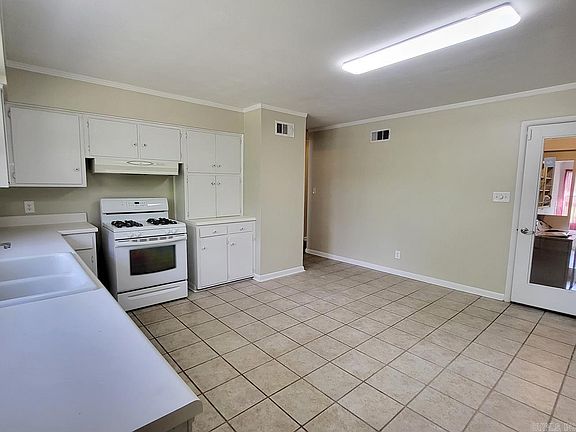 4th image of 747 Crest Dr