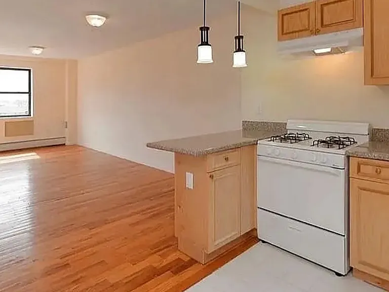 44 Hilton Ave #B4 — Photo 6
