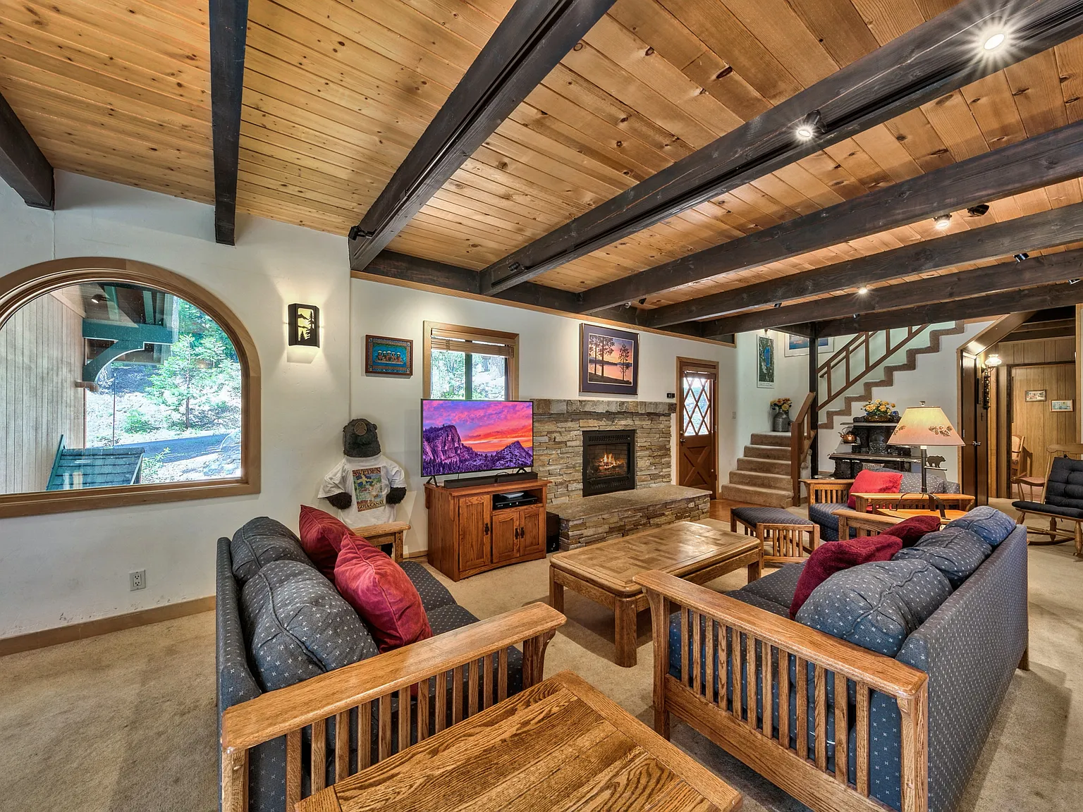 7 bed, 3.5 bath, 3060 sqft, $8,500 — Photo 1