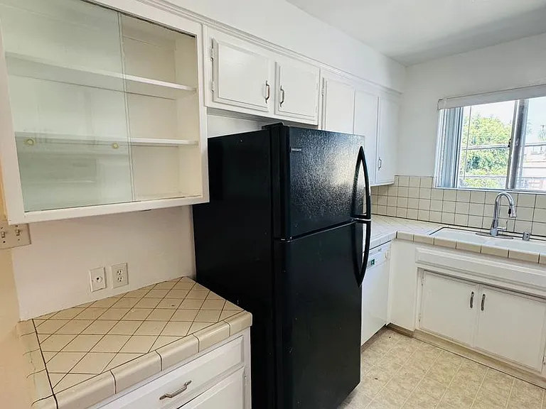 1211 N Ogden Dr — Photo 27