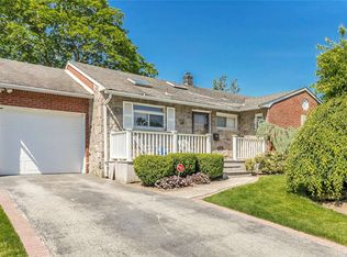 68 Diamond Dr, Plainview, NY 11803