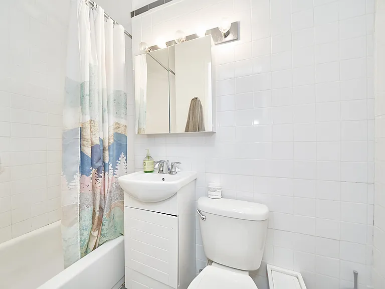 331 W 43rd St #3C — Photo 9
