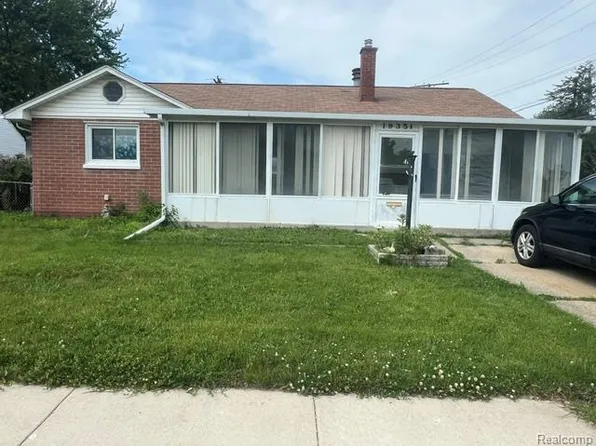 19351 Eastland St, Roseville, MI 48066