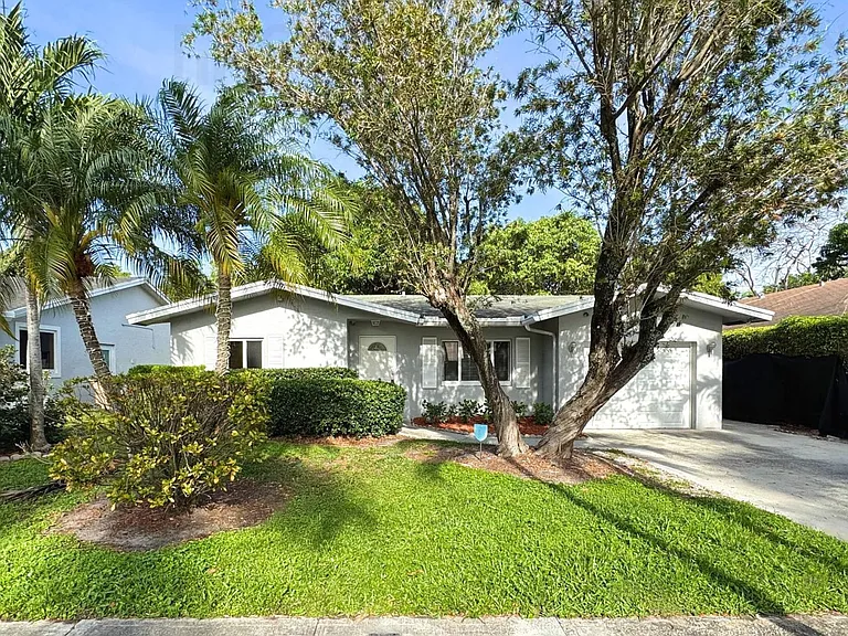 61 SW 34th Ave — Photo 1