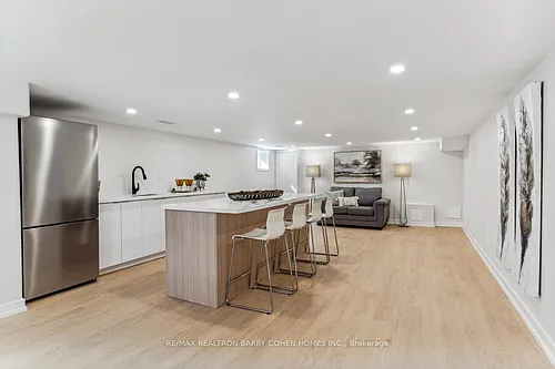 31 Kennedy St W Photo 1