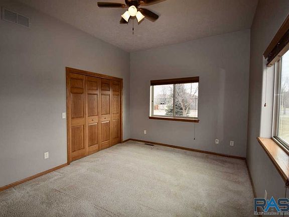 5th image of 704 W Sterling Oak Cir