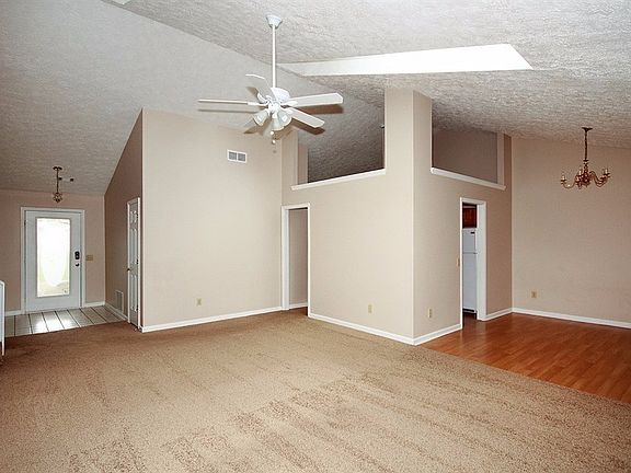 3rd image of 352 Woodvine Dr