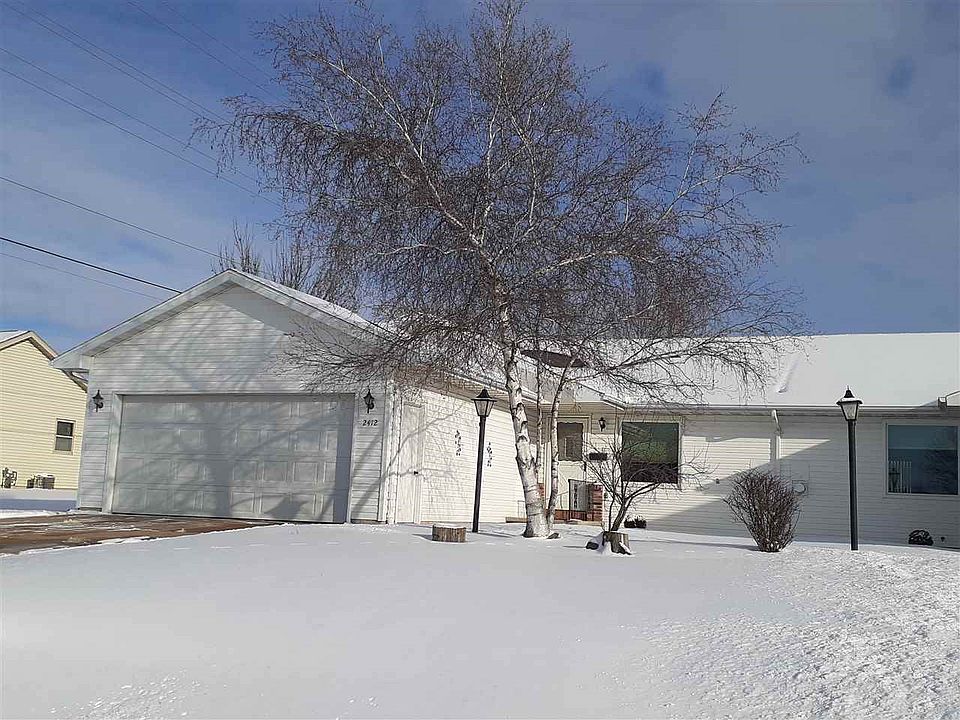Easy living in this no fee condo!