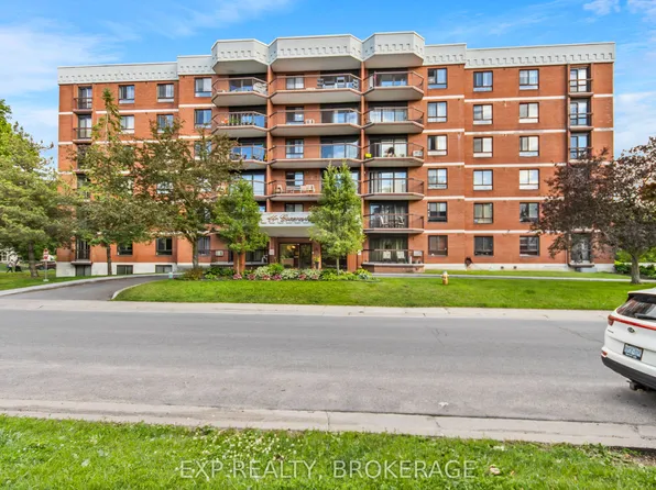 14 S Greenview Dr #607, Kingston, ON K7M 7T5