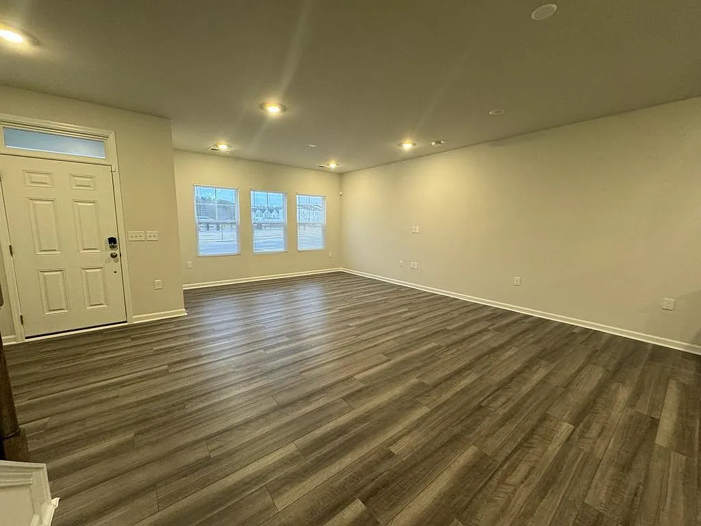 3 bed, 2.5 bath, 2012 sqft, $1,995 — Photo 3