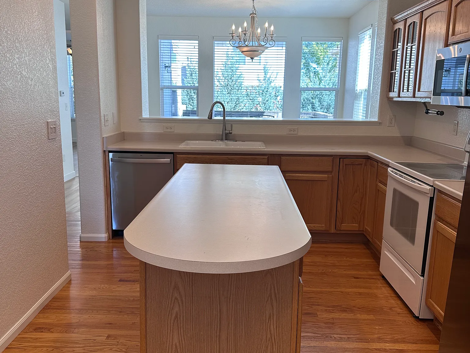 3 bed, 2.5 bath, 2702 sqft, $3,200 — Photo 3