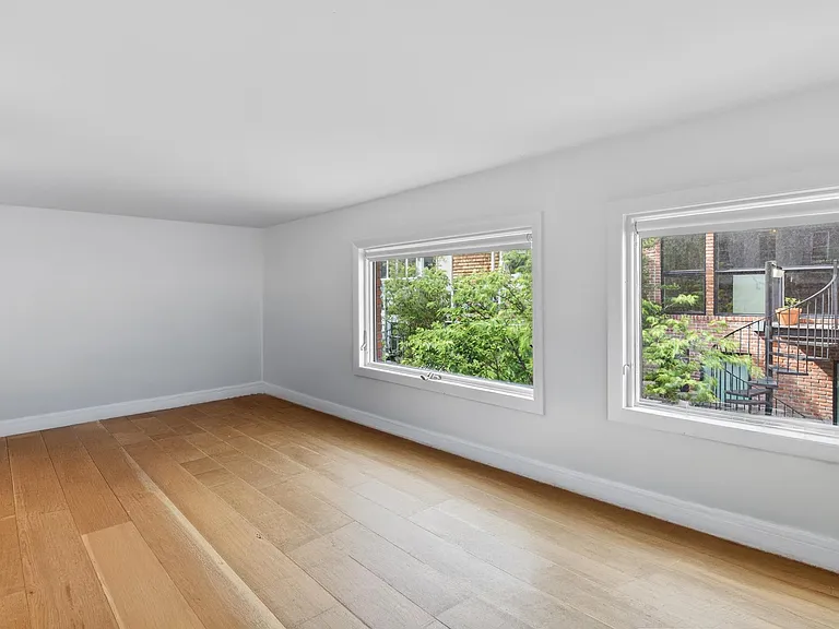 139 Grand St — Photo 44