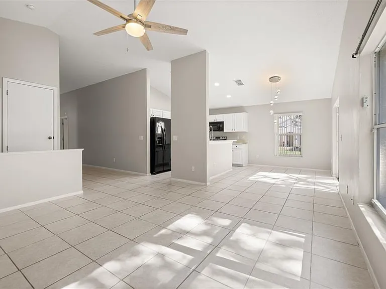 551 Castlemain Cir — Photo 18