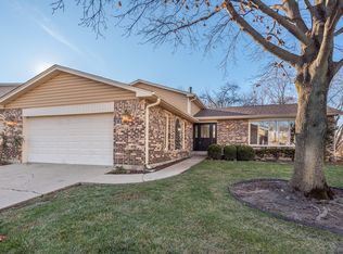 818 Beacon Dr, Schaumburg, IL 60193