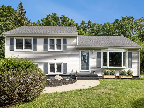 2005 Cascade Dr, Jackson, MI 49203