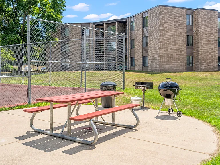Oakwood Court Apartments — Photo 19
