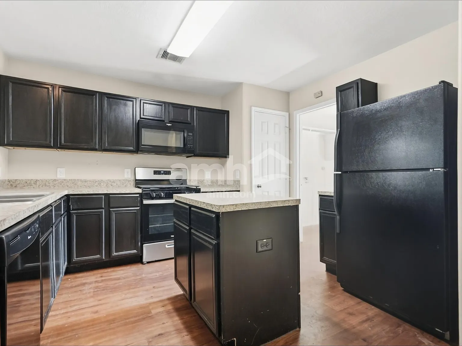 3 bed, 2.0 bath, 1366 sqft, $1,790 — Photo 3