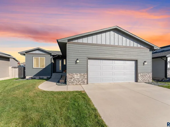 1009 N Brennan Ct, Sioux Falls, SD 57110