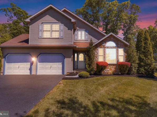 223 Woodbridge Ln, Douglassville, PA 19518
