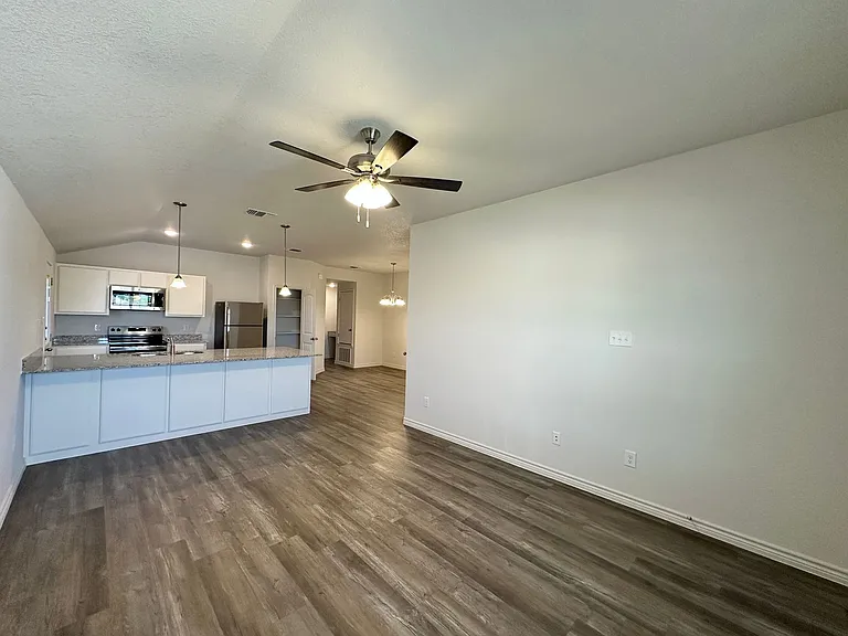 117A Dolphin Dr — Photo 2