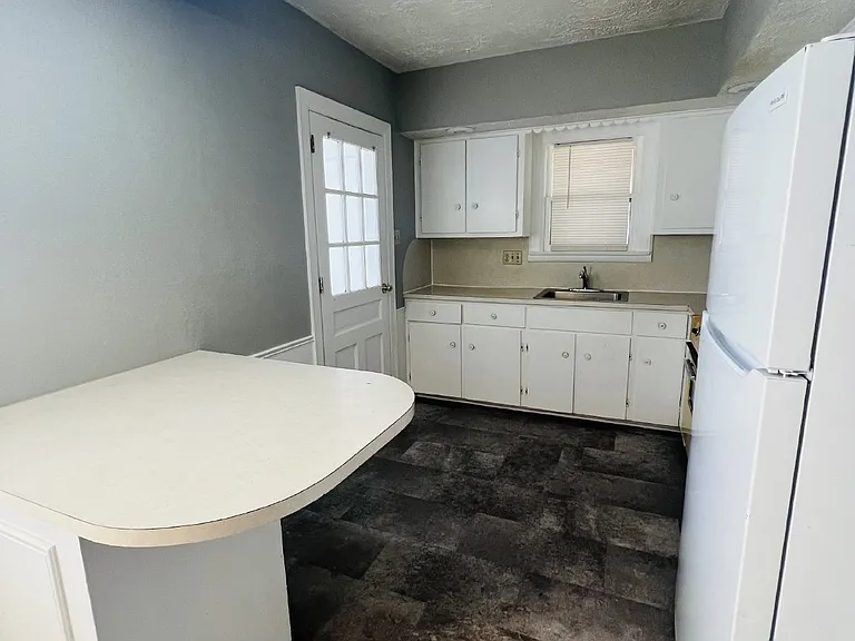 1213 W Oak Ave — Photo 5