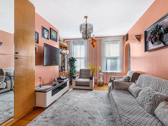 5th image of 744 Humboldt St