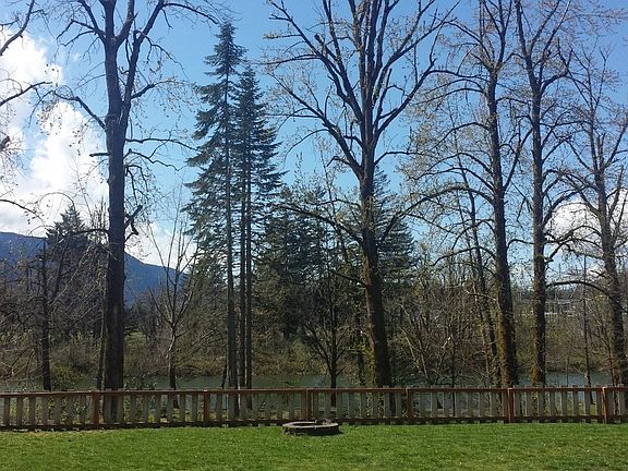 2nd image of 1014 Lakeside Ct