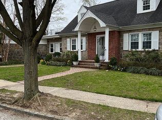 26 Aberdeen Rd, New Hyde Park, NY 11040