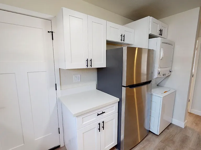 906 E Roma Ave — Photo 47