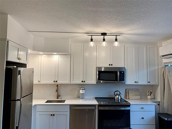 5th image of 800 Bayway Blvd APT 16