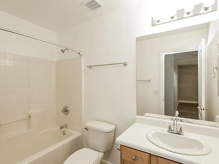 1079 E Yuma Ave — Photo 12