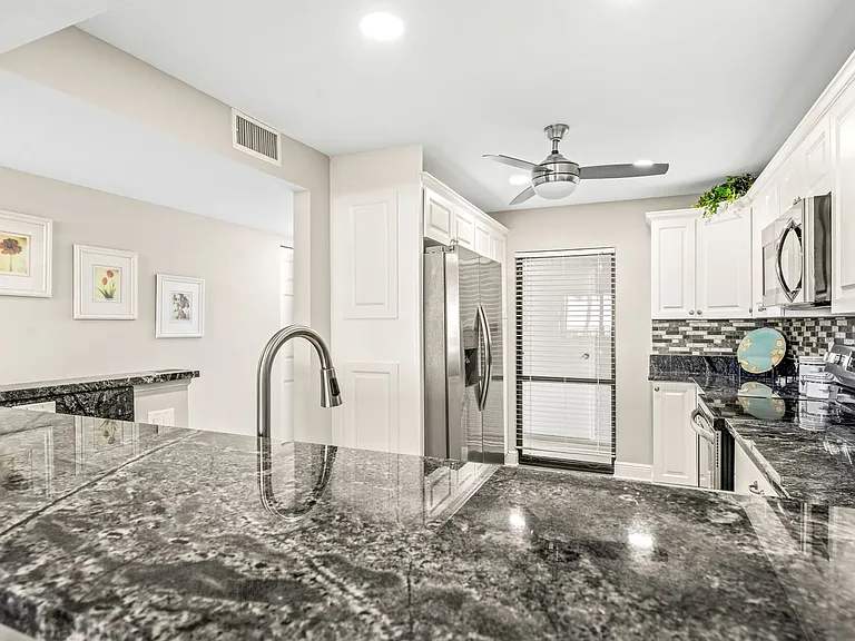 4141 Ocean Dr #208 — Photo 22