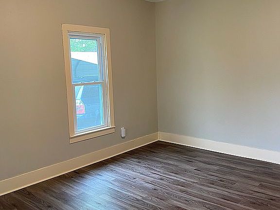 4th image of 303 Oak St