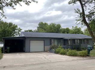 909 18th Ave, Charles City, IA 50616