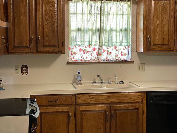 3rd image of 207 Leslie Dr