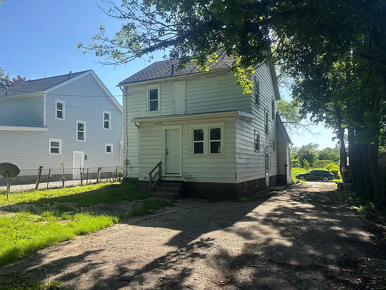 681 Moreley Ave — Photo 3