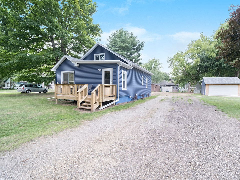 1st image of 215 Oak St