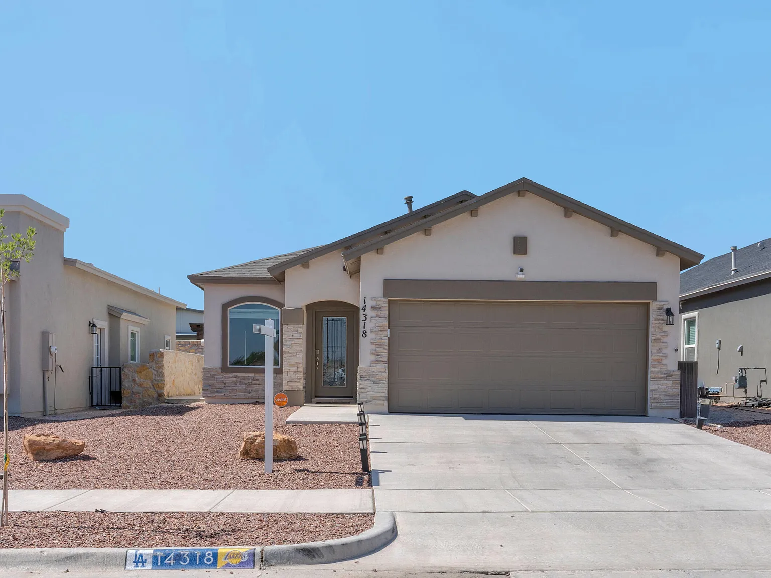 3 bed, 2.0 bath, 1374 sqft, $1,900 — Photo 2
