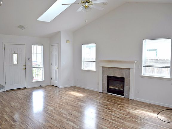 4th image of 811 Mountain River Dr