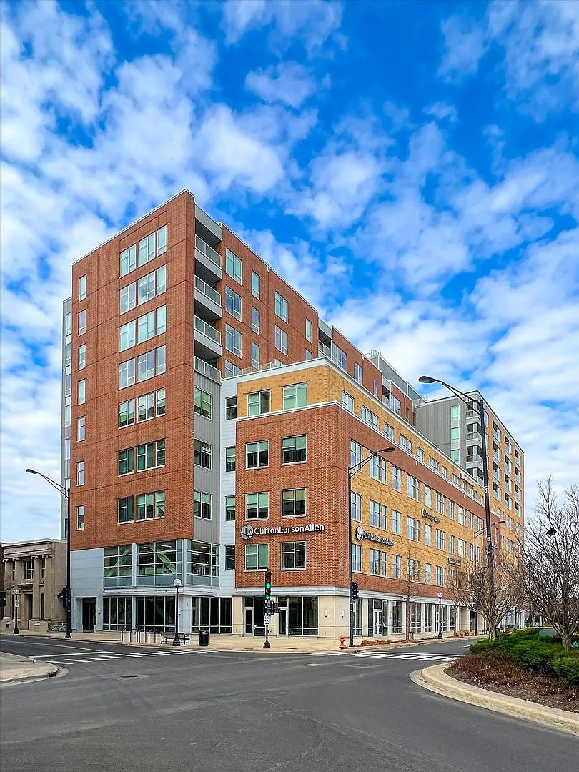 Large Custom Condo In Downtown Champaign — Photo 4
