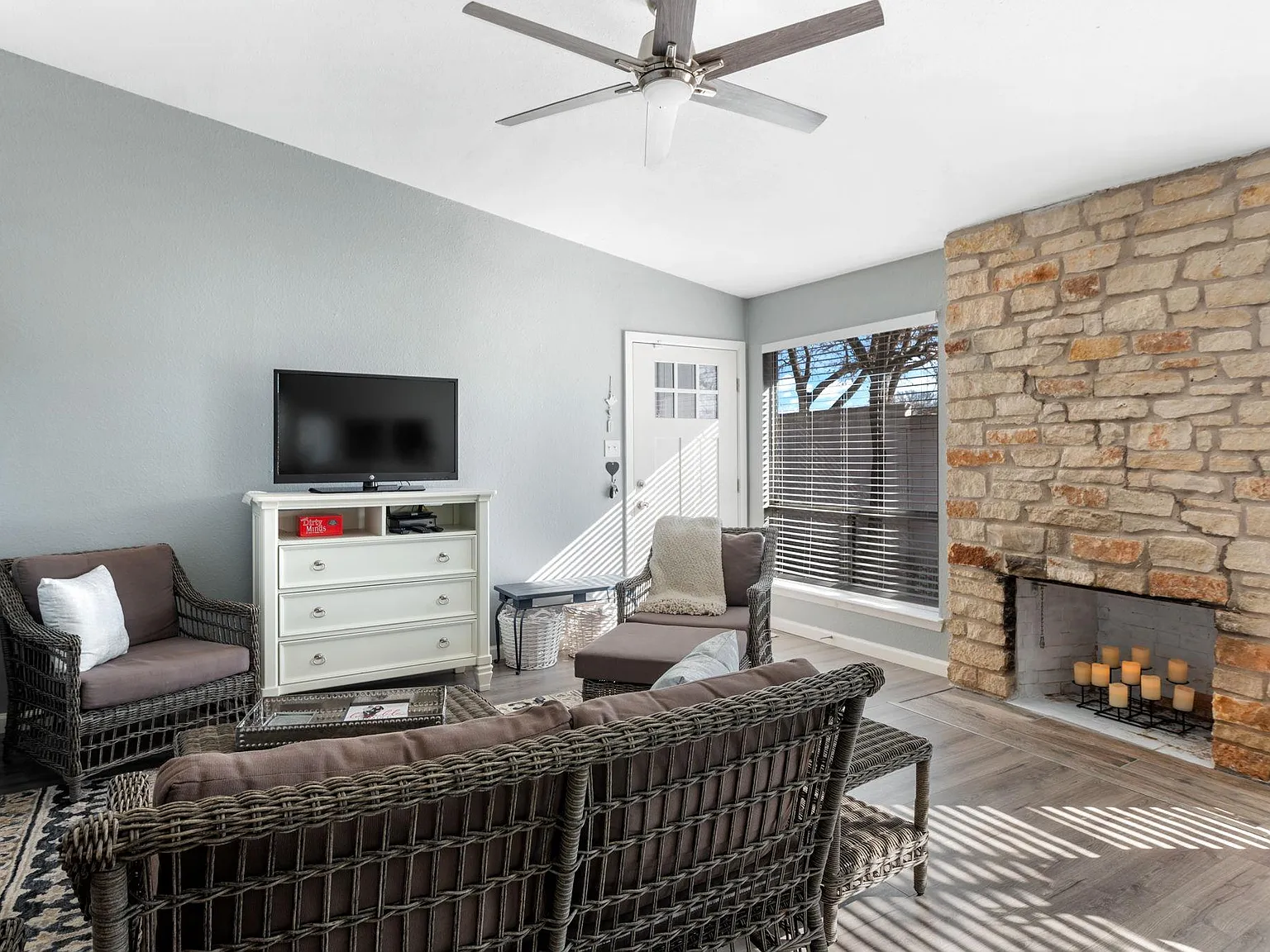 3 bed, 2.0 bath, 1044 sqft, $1,700 — Photo 4