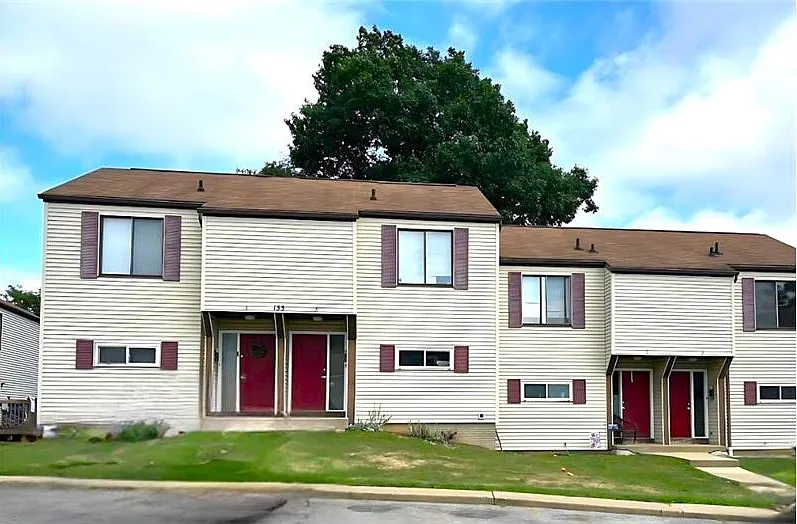 2 bed, 1.5 bath, 870 sqft, $850 — Photo 1