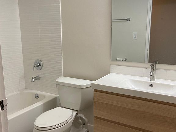 3rd image of 999 Forest Ave APT 4K