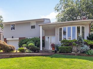 28 Laura Ln, Plainview, NY 11803